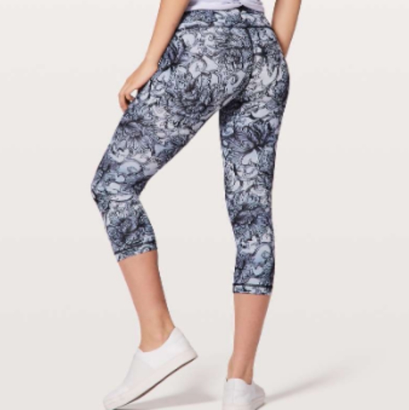 Lululemon Wunder Under Light Purple Size 6 Crop 21" Leggings - Picture 4 of 6